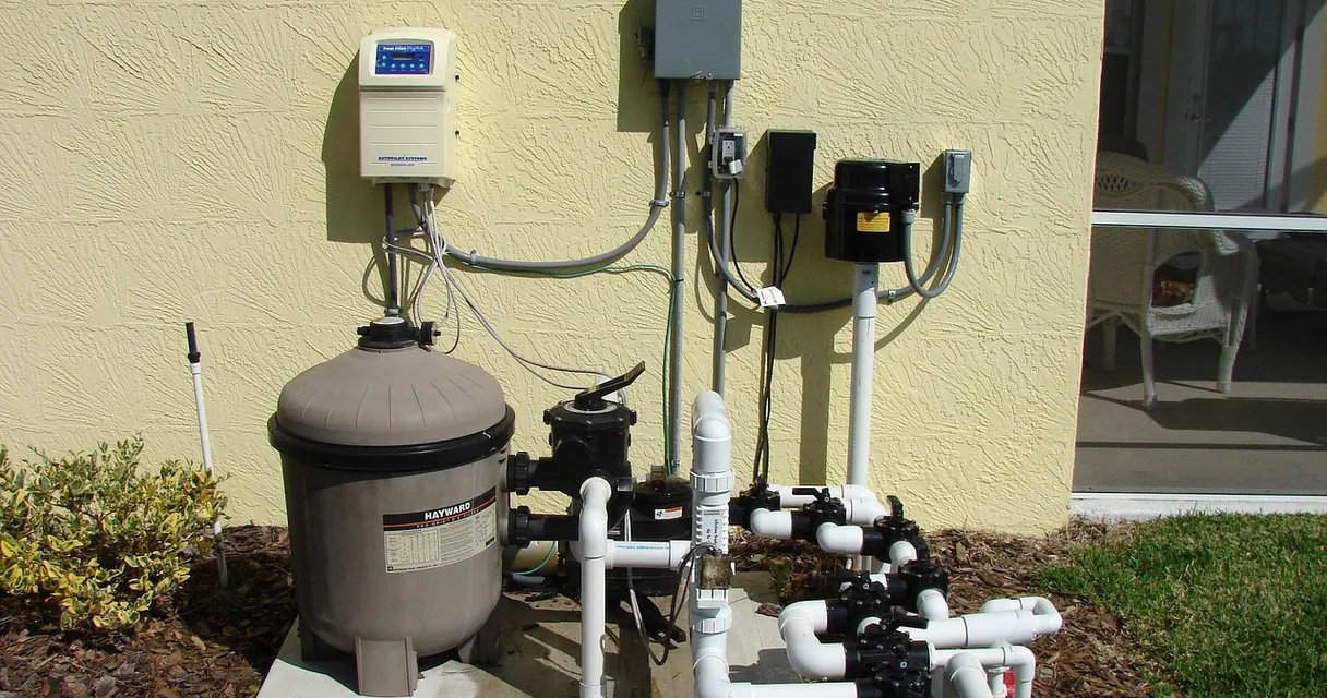 Filtro de areia com válvulas e tubulação em sistema de filtragem industrial