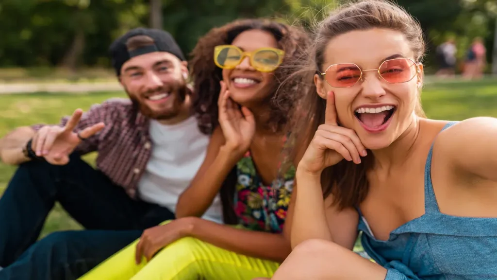 10 hábitos mais comuns entre os jovens brasileiros hoje