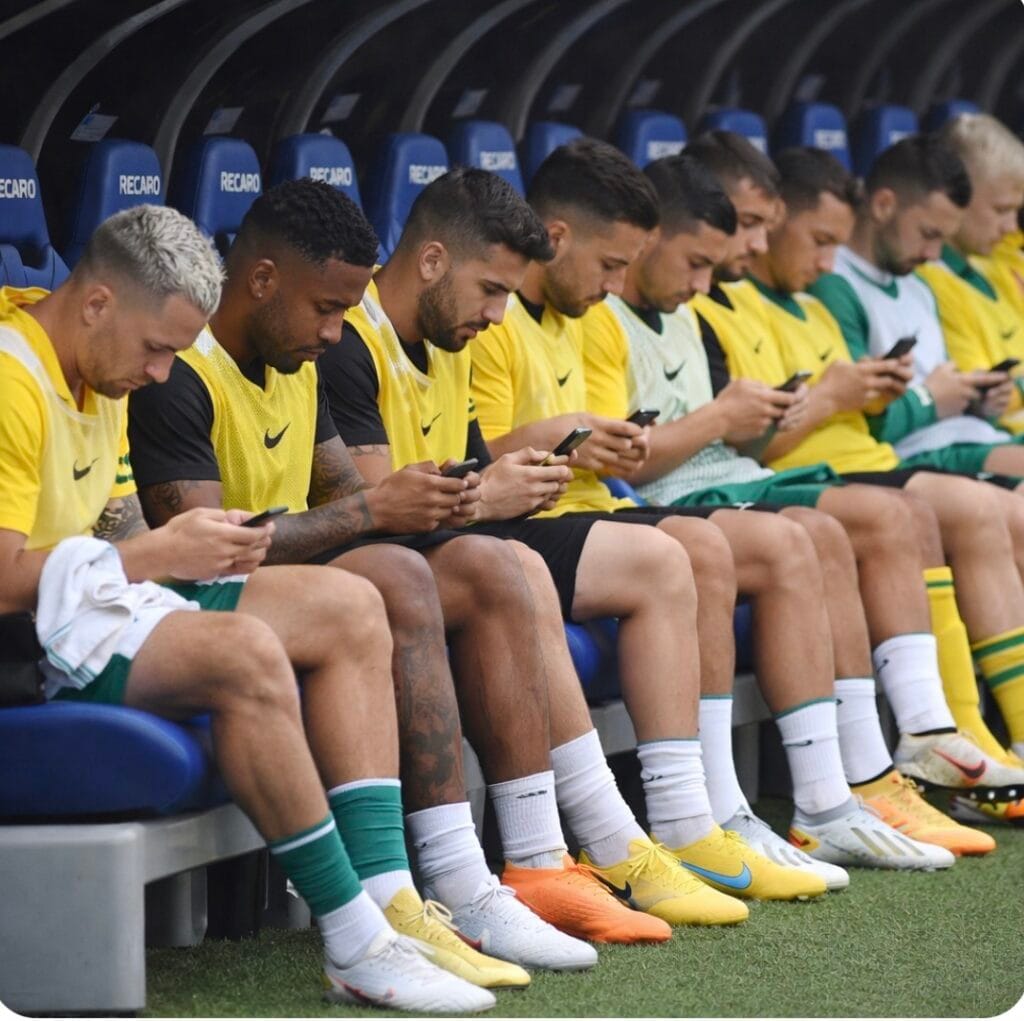 STJD permite celular no banco com advertência STJD permite celular no banco com advertência