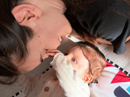 Camila Queiroz encanta com foto da filha Clara: "Sonhei com você