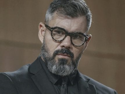 Cazarré foca em polêmica e ignora carreira