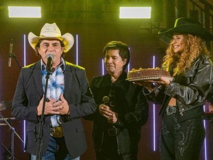 Chitãozinho ganha festa surpresa em novela aos 72 anos