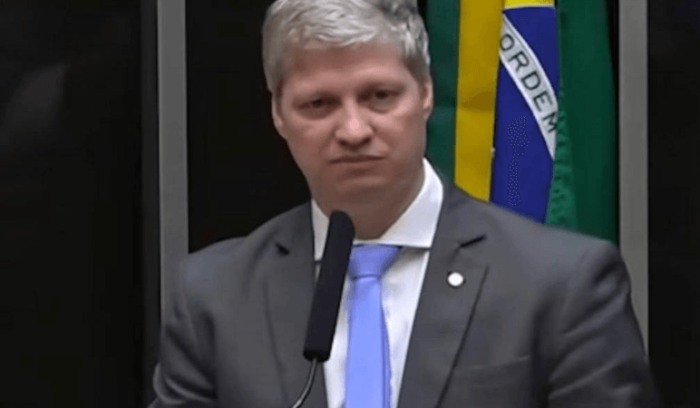 Deputado acusa general de intimidação e pede processo