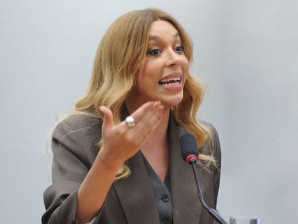 Erika Hilton discute com repórter sobre banheiro trans