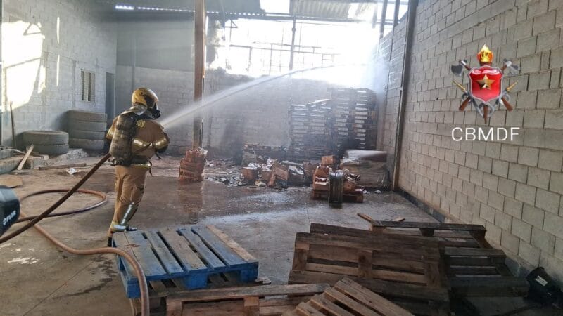 Incêndio em galpão de Ceilândia mobiliza bombeiros e é controlado