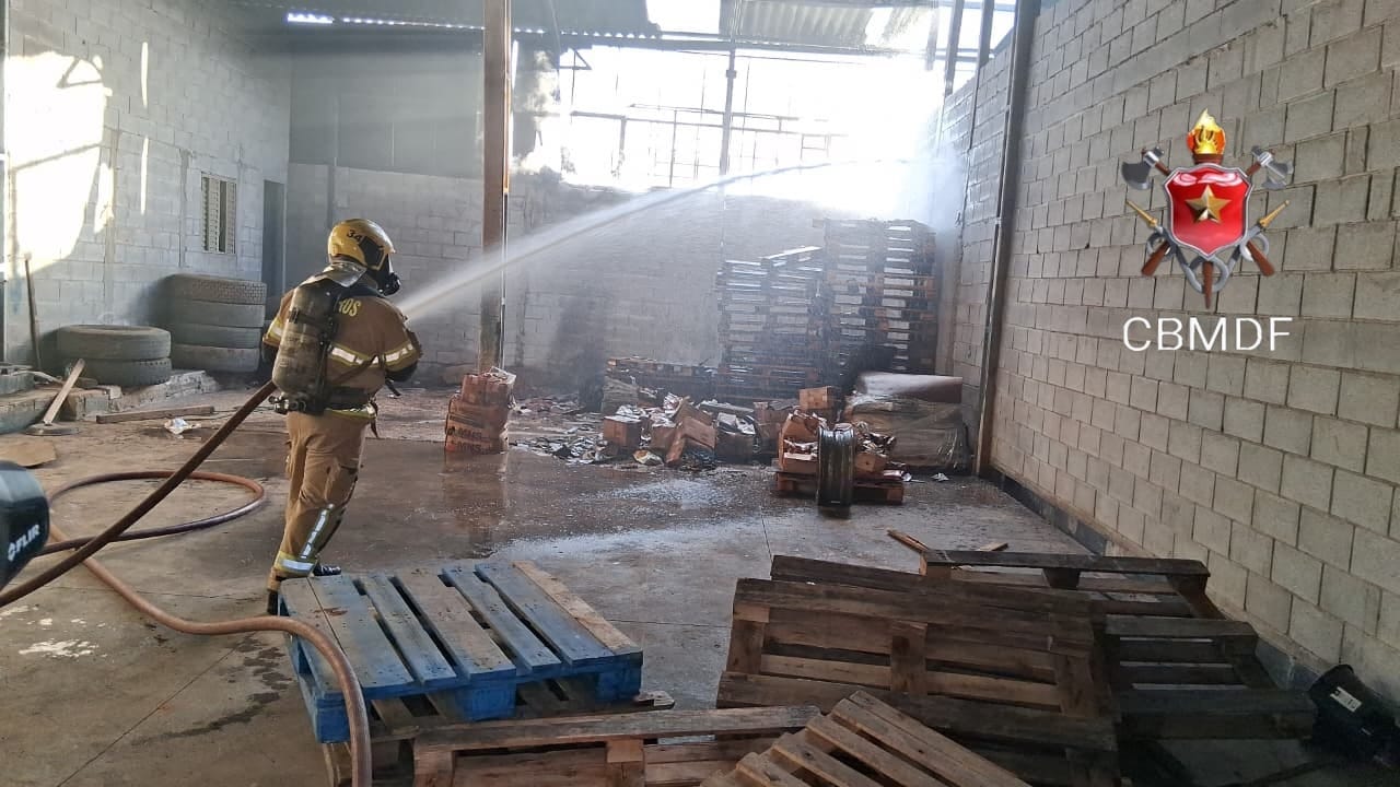 Incêndio em galpão de Ceilândia mobiliza bombeiros e é controlado