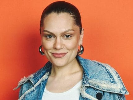 Jessie J celebra remissão do câncer de mama