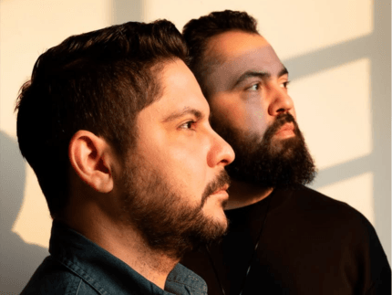 Jorge, de Jorge & Mateus, canta em casa e esposa reage