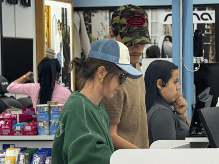 Millie Bobby Brown faz compras em loja queridinha em Orlando