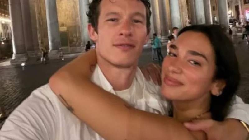 Dua Lipa ousa na lua de mel na Itália com Callum Turner