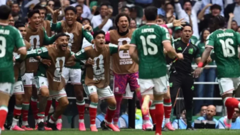 México vence África do Sul em estreia com três expulsões
