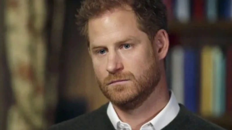 Palácio de Buckingham retira convite de hospedagem de Harry