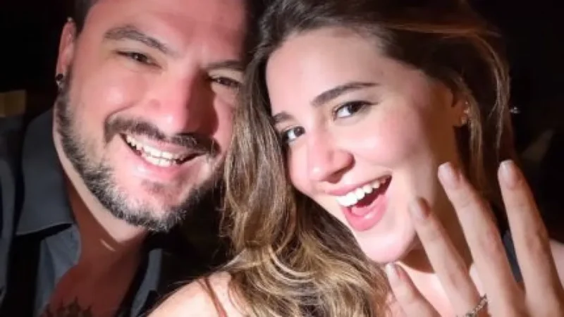 Felipe Neto anuncia noivado com surpresa na Grécia