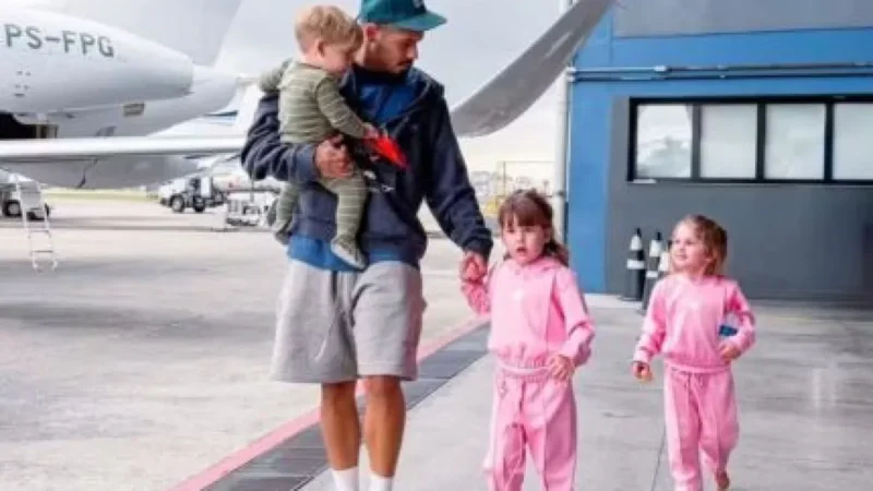 Zé Felipe personaliza jatinho com adesivos dos filhos