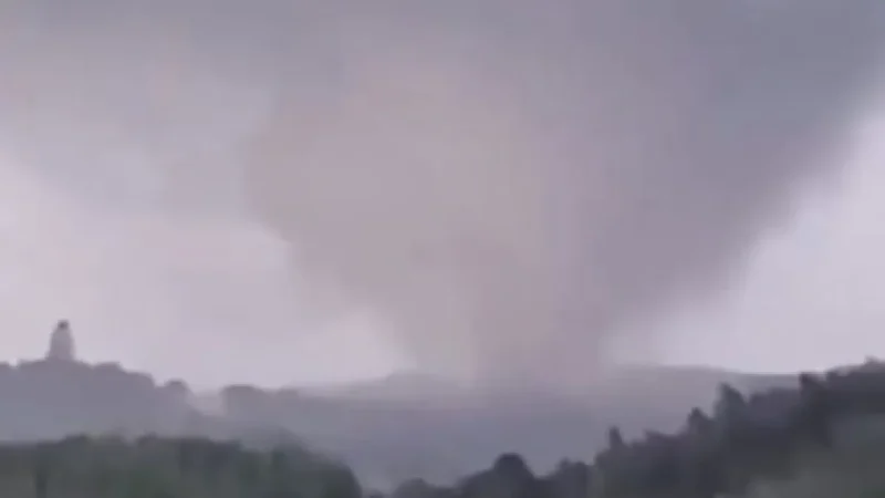 Tornado no Paraná destrói casas e deixa cidade sem energia
