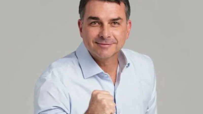 Homem ameaça Flávio Bolsonaro com facada e é levado para depor